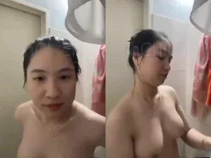 Gái vú bự, vừa call với tình nhân vừa tắm